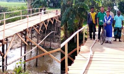 দিনাজপুরের বিরলে কাঠের ব্রিজ নির্মাণে হাজারো মানুষের স্বস্তি
