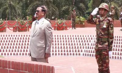 জাতীয় স্মৃতিসৌধে ভারপ্রাপ্ত রাষ্ট্রপতি হাফিজ উদ্দিন আহমদের শ্রদ্ধা