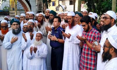 প্রশাসনের গাফিলতিতে তরুণ বুলবুলকে জীবন দিতে হয়েছে :শায়েখে চরমোনাই