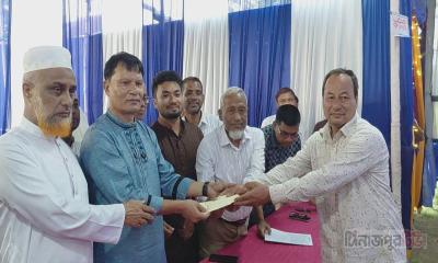 আটোয়ারীতে পূজা মণ্ডপ পরিদর্শন ও আর্থিক সহায়তা দিলেন জেলা প্রশাসক