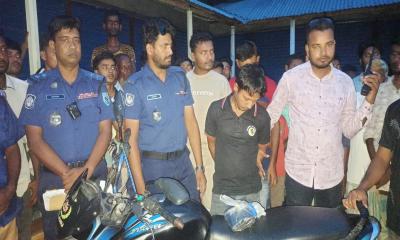পঞ্চগড়ে দুই শতাধিক ইয়াবাসহ মাদক কারবারিকে পুলিশে দিল স্থানীয়রা