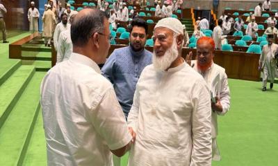সংসদে প্রধানমন্ত্রী ও বিরোধীদলীয় নেতার কুশল বিনিময়
