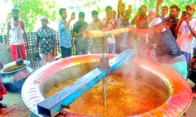 ৪০ হাজার মানুষের জন্য বিশাল পাতিলে ৩৬ মণ চালে তবারক রান্না