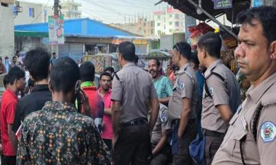 বকেয়া বেতনের দাবিতে গাজীপুরে তৈরি পোশাক শ্রমিকদের সড়ক অবরোধ