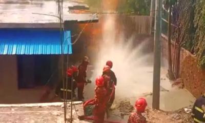 ইনানীতে গভীর নলকূপ খননে বের হওয়া গ্যাসে আগুন, নিয়ন্ত্রণে চার ইউনিট