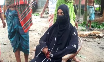 প্রেমিকের বাড়িতে বিয়ের দাবিতে প্রেমিকার অনশন