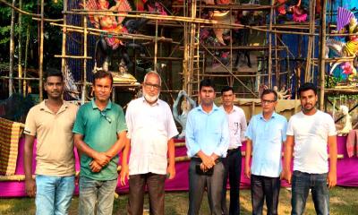 পূজামণ্ডপ পরিদর্শনে নবাবগঞ্জ উপজেলা নির্বাহী কর্মকর্তা