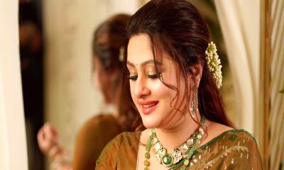 চিরন্তন আভিজাত্য  জামদানি শাড়িতে লাস্যময়ী পূর্ণিমা