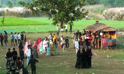 কাশফুলের চাদরে করতোয়া নদীর পাড়: নবাবগঞ্জে দর্শনার্থীদের উপচে পড়া ভিড়