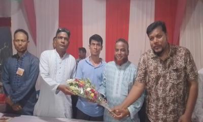 ১৬ মণ্ডপ পরিদর্শন ও অনুদান দিলেন চেয়ারম্যান প্রার্থী জিয়াউর