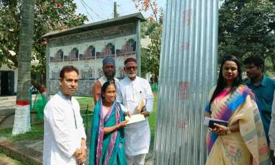বীরগঞ্জে অগ্নিকাণ্ডে ক্ষতিগ্রস্তদের পাশে এমপি মনজুরুল ইসলাম