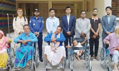 বোচাগঞ্জে অসহায় ও শারীরিক প্রতিবন্ধীদের মাঝে হুইলচেয়ার বিতরণ