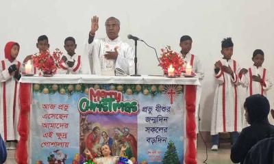 ফুলবাড়ীতে উৎসবমুখর পরিবেশে বড়দিন উদযাপন