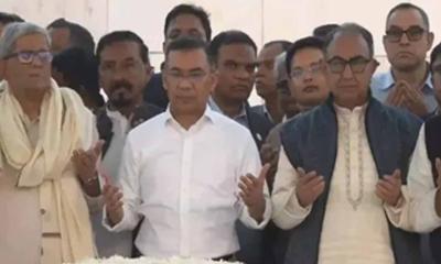 বাবা শহীদ জিয়ার কবর জিয়ারত করলেন তারেক রহমান