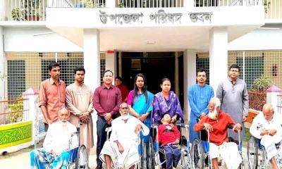 বীরগঞ্জে ৫ জন প্রতিবন্ধীর মাঝে হুইলচেয়ার বিতরণ