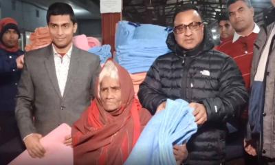 পঞ্চগড়ে মধ্যরাতে রেলওয়ে স্টেশনে ছিন্নমূল মানুষের পাশে জেলা পুলিশ