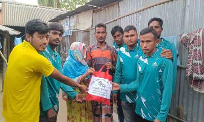 বীরগঞ্জে ১২০ দুস্থ পরিবারের মাঝে ঈদ উপহার বিতরণ