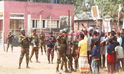ঘোড়াঘাটে সহিংসতা ও নাশকতা রুখতে যৌথ বাহিনীর শক্ত মহড়া