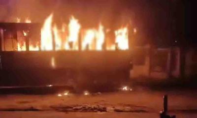 রাজধানীতে কলেজের সামনে বাসে আগুন