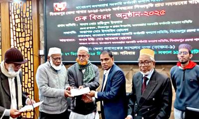 দিনাজপুরে অবসরপ্রাপ্ত সরকারি কর্মচারীদের মাঝে শিক্ষা অনুদান বিতরণ