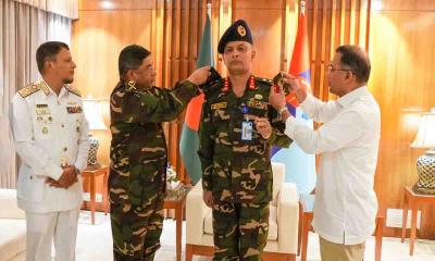 সশস্ত্র বাহিনী বিভাগের দায়িত্ব নিলেন মীর মুশফিকুর রহমান
