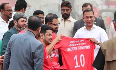 প্রধানমন্ত্রীকে ১০ নম্বর জার্সি উপহার দিলেন ক্রীড়া প্রতিমন্ত্রী