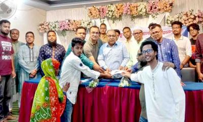 অসুস্থ সহপাঠীর চিকিৎসায় জিলা স্কুল ২০০১ ব্যাচের অনুদান
