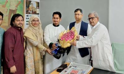 বিএনপির প্রতিষ্ঠাবার্ষিকীতে এনসিপির ফুলেল শুভেচ্ছা