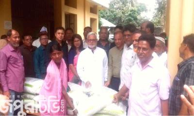 কাহারোলে ক্ষুদ্র নৃগোষ্ঠীর মাঝে গো-খাদ্য বিতরণ