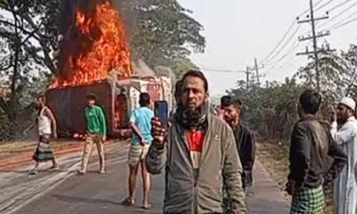 কুমিল্লায় বাসে আগুন, নিহত ৪