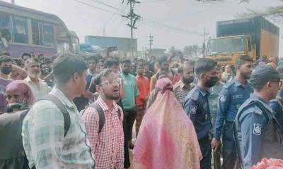বকেয়া বেতনের দাবিতে ঢাকা-সিলেট মহাসড়ক অবরোধ