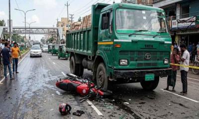 দিনাজপুরে ট্রাকচাপায় ৩ মোটরসাইকেল আরোহী নি`হত