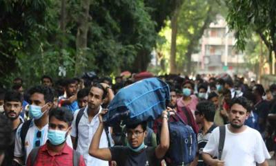 হল ছাড়তে শুরু করেছেন ঢাবি শিক্ষার্থীরা