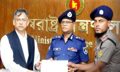 জনবান্ধব পুলিশ গড়তে পুরস্কার ও তিরস্কার নীতি চলবে: স্বরাষ্ট্রমন্ত্রী