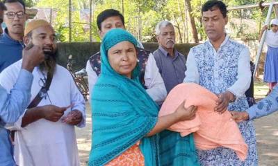 শীতের দুর্ভোগ কমাতে পঞ্চগড়ে গ্রামে কম্বল বিতরণ