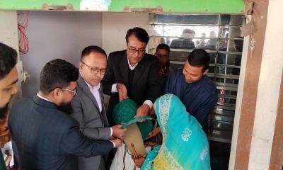 নবাবগঞ্জে ৩০ টাকা দরে ওএমএস চাল বিক্রি কার্যক্রমের উদ্বোধন