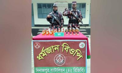 সীমান্তে বিজিবি’র অভিযানে ৪৩ বোতল ভারতীয় মদ উদ্ধার