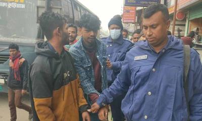 অস্ত্রসহ দুই ছিনতাইকারীকে আটক করে পুলিশে দিল বাস চালক