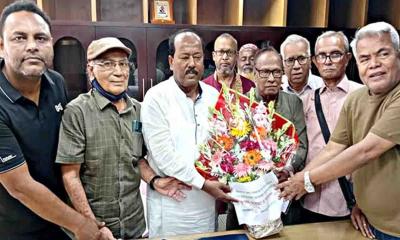 জেলা পরিষদ প্রশাসককে দিনাজপুর ইনস্টিটিউটের সংবর্ধনা