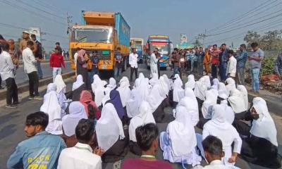 গাজীপুরে কৃষি ডিপ্লোমা শিক্ষার্থীদের মহাসড়ক অবরোধ