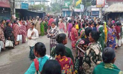 ১৫০ টাকায় নারী শ্রমিকের হাট