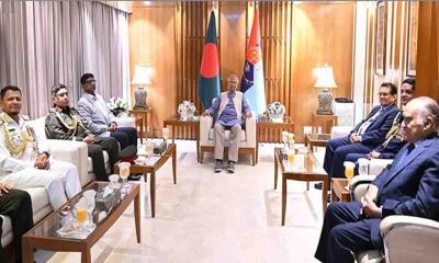 প্রধান উপদেষ্টার সঙ্গে সশস্ত্র বাহিনীর তিন প্রধানের সৌজন্য সাক্ষাৎ