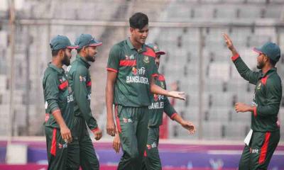 নাহিদের ফাইফারে বিপদে পাকিস্তান