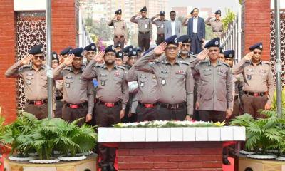 রাজারবাগ পুলিশ স্মৃতিসৌধে নতুন আইজিপির শ্রদ্ধা নিবেদন