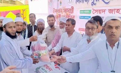 দিনাজপুরে ইমামদের মাঝে ইফতার সামগ্রী বিতরণ