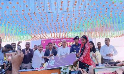 নবাবগঞ্জে ফ্যামিলি কার্ড বিতরণ কর্মসূচির উদ্বোধন
