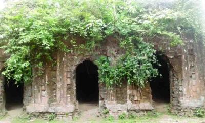 নবাবগঞ্জে বিলীনের পথে ঐতিহাসিক বৌদ্ধ বিহার
