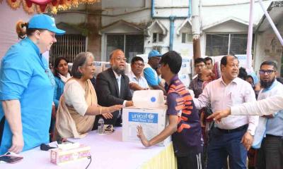 কড়াইল বস্তিতে অগ্নিকাণ্ডে সমাজকল্যাণ মন্ত্রণালয়ের ত্রাণ বিতরণ