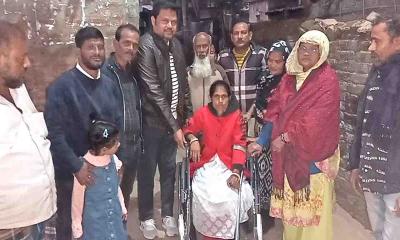 সড়ক দুর্ঘটনায় পঙ্গুত্ব বরণ করা শোভারাণী পেল হুইল চেয়ার