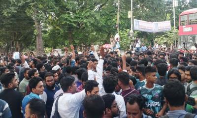 ডাকসু নির্বাচন স্থগিতের প্রতিবাদে উত্তাল ঢাবি ক্যাম্পাস